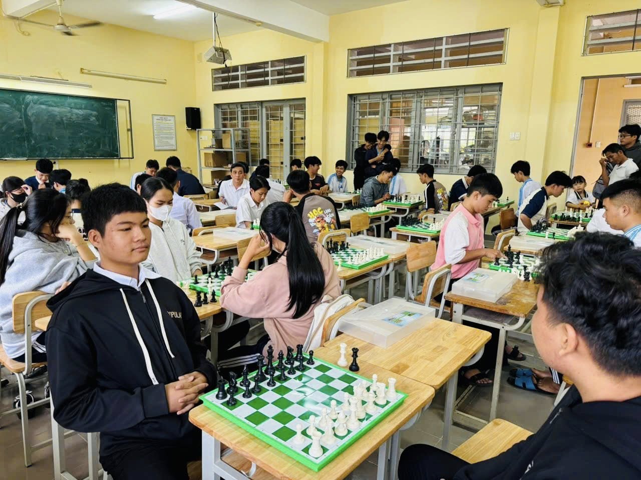 SÔI NỔI GIẢI CỜ VUA CHÀO MỪNG 43 NĂM NGÀY NHÀ GIÁO VIỆT NAM 20/11/2025 